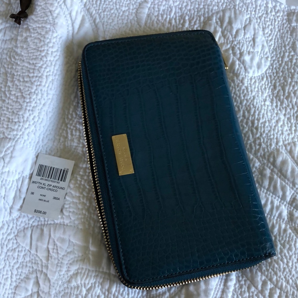Henri bendel travel wallet